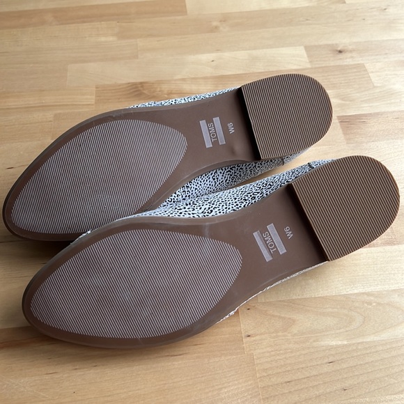 Like new Toms B&W leopard flats - Picture 3 of 4